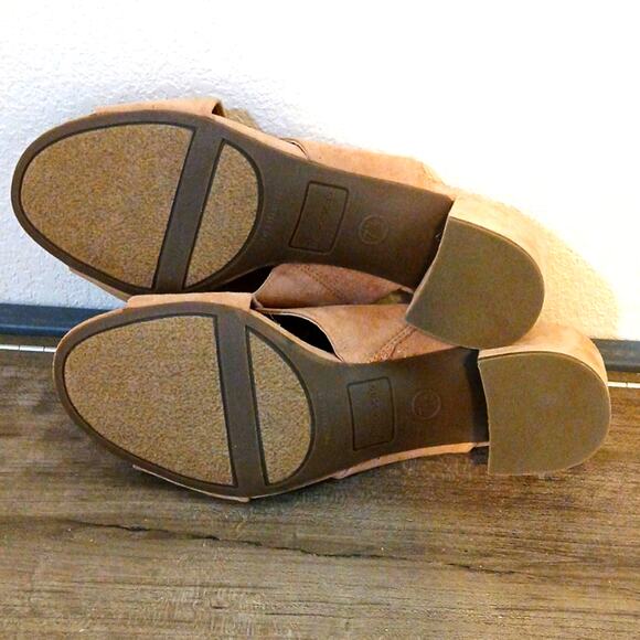 Francesca's Sylvia tan suede criss cross sandals 7.5 - Picture 4 of 6